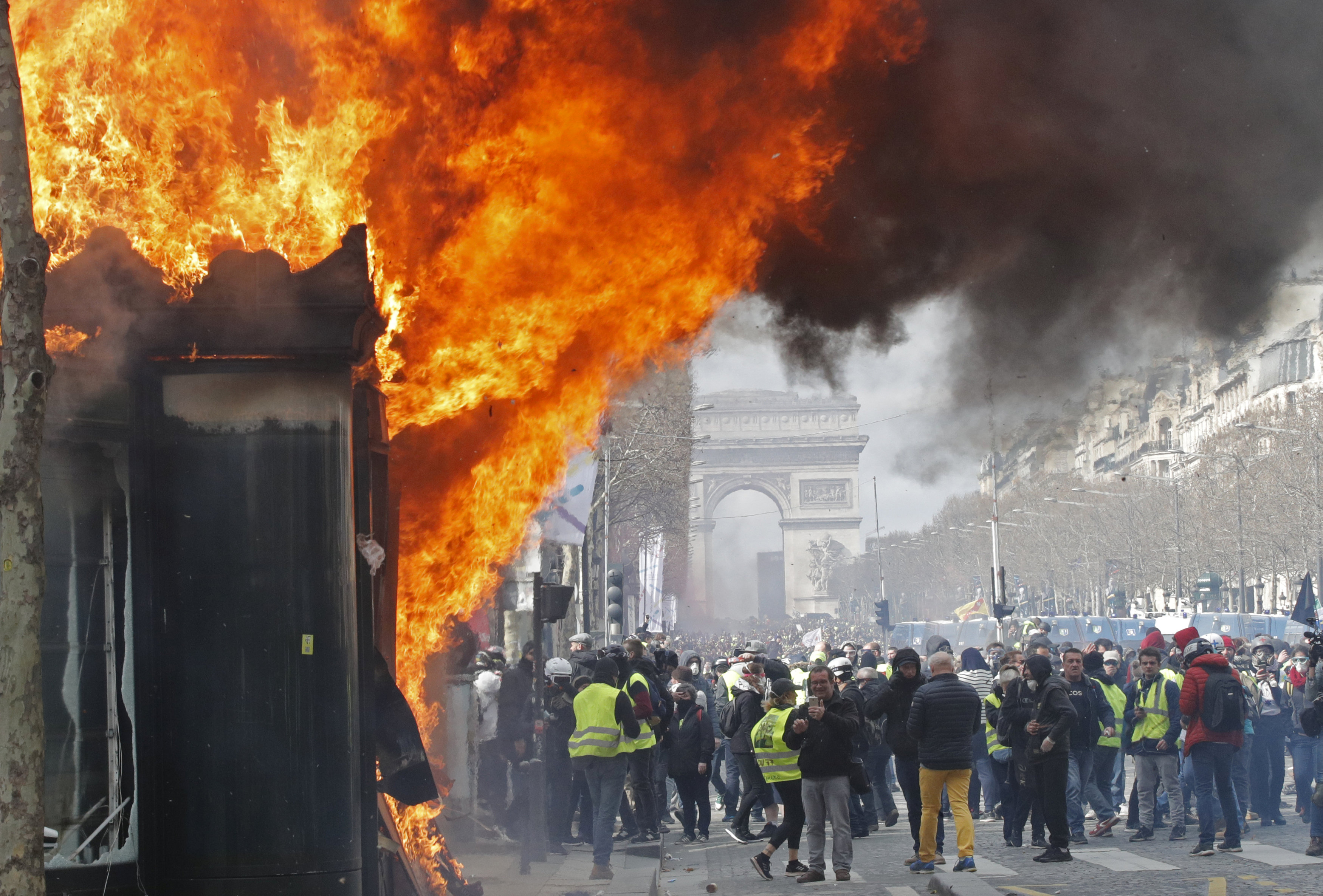 Incendios y saqueos en Campos Elíseos en protesta de “chalecos amarillos”