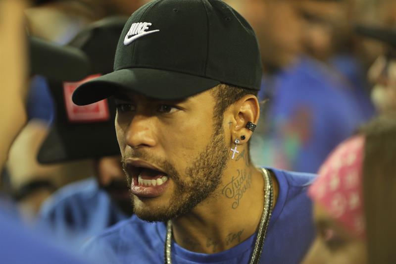 Neymar prosigue por el sambódromo de Río su proceso de recuperación en Brasil (Fotos)