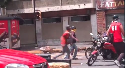 EN VIDEO: Paramilitares chavistas, encapuchados y armados, quitaron barricadas en la Francisco de Miranda