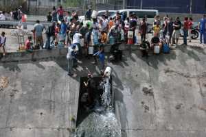 Humillación revolucionaria: Venezolanos recurren a las aguas residuales por gran apagón #11Mar (fotos y video)