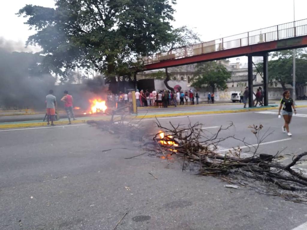 Vecino de Los Mecedores trancan la Baralt cansados de las falta de servicios #31Mar (FOTOS Y VIDEO)