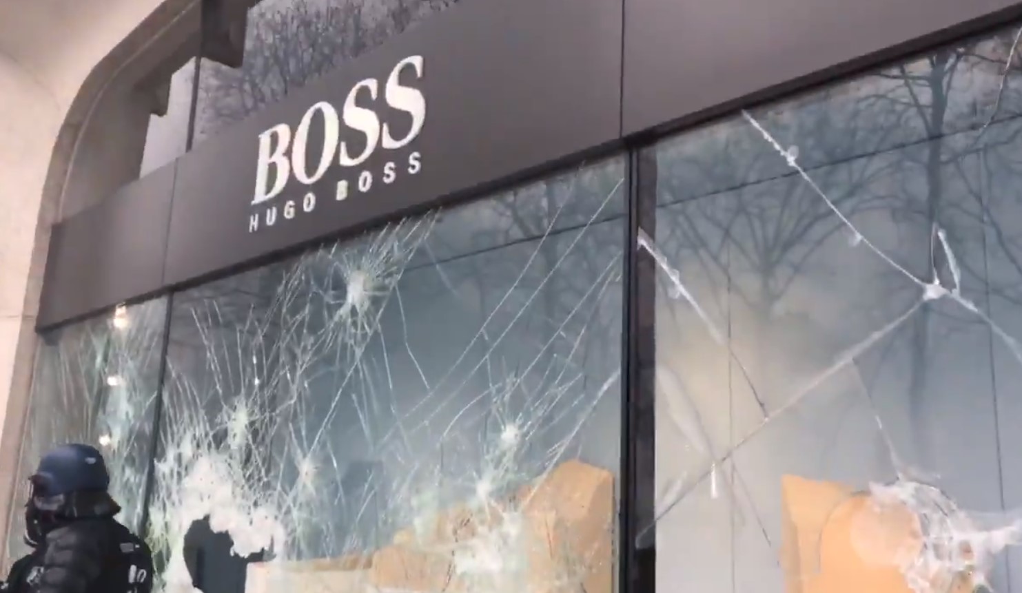 VIDEO: Saquean tienda Hugo Boss en el centro de París
