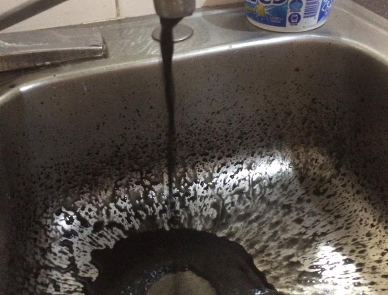 Presunta agua llega por los chorros en Carabobo…de color negro y con mal olor (FOTOS y VIDEOS)