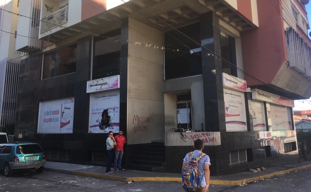 Saquearon el Banco Bicentenario de Mérida (fotos)