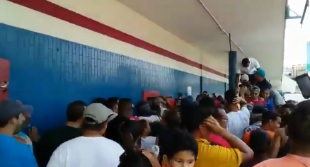 EN VIDEO: Apagón hizo del hielo el oro líquido para los venezolanos