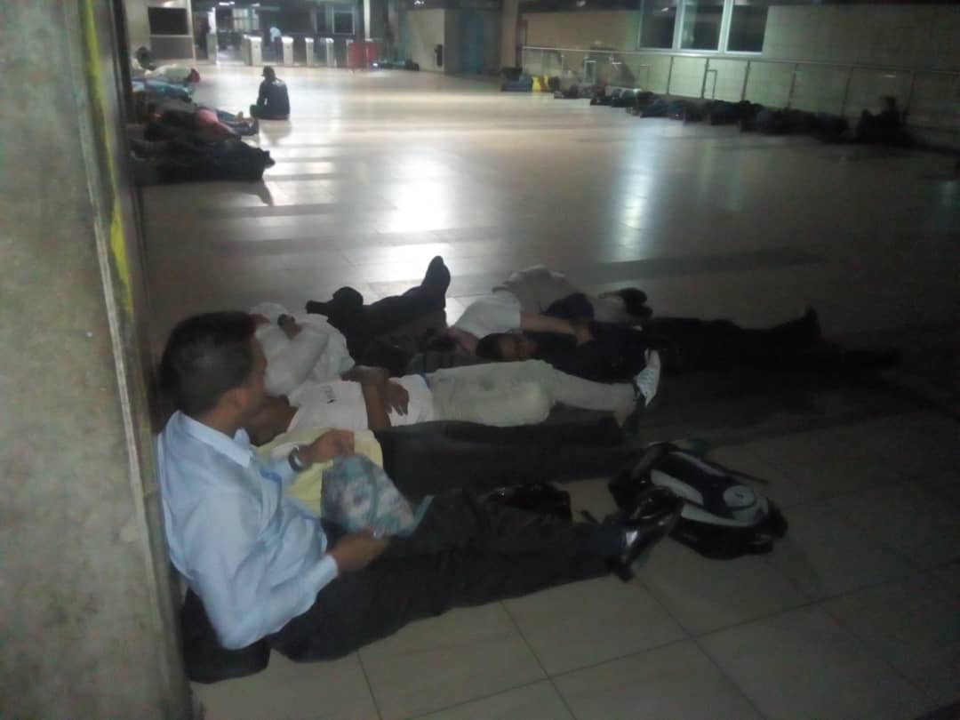 Usuarios del ferrocarril de los Valles del Tuy tuvieron que dormir en La Rinconada por apagón (fotos)