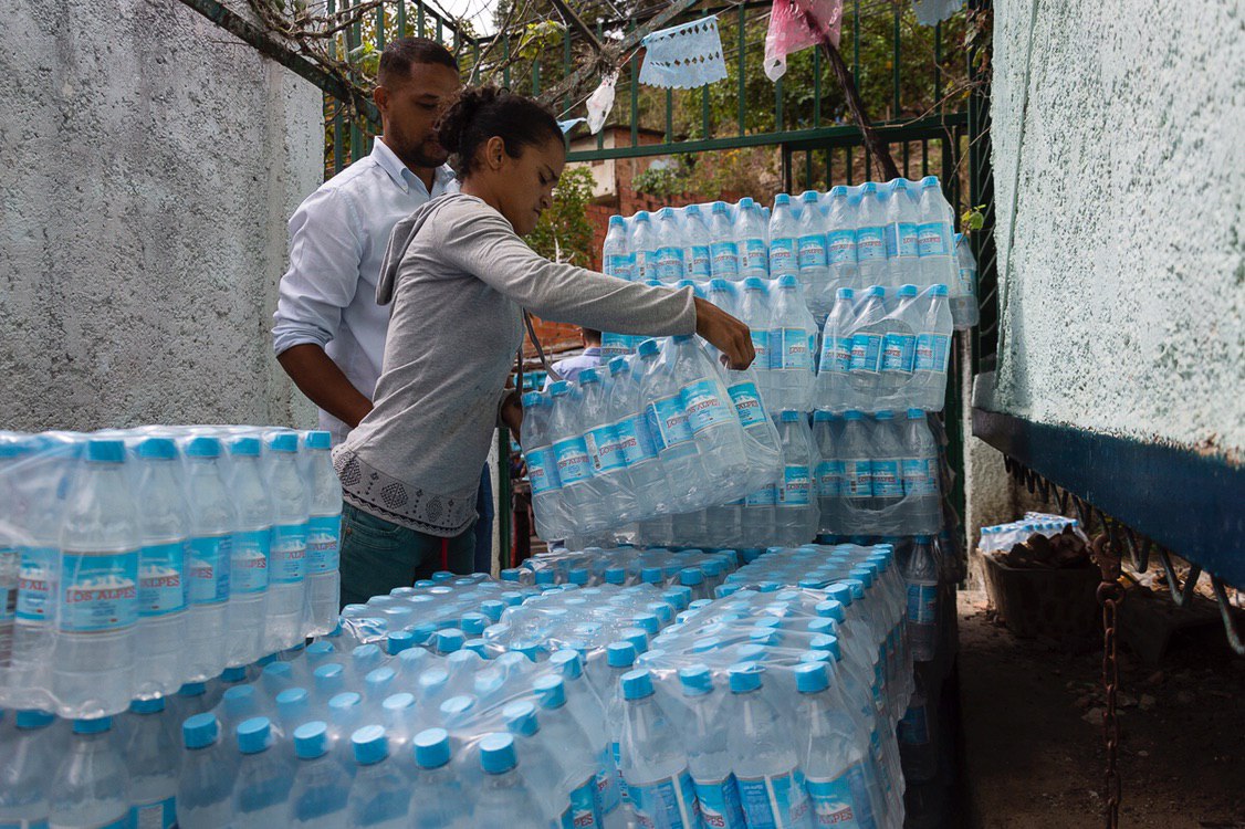 Rescate Venezuela entrega donación de agua potable a familias del Sector San Isidro de Petare