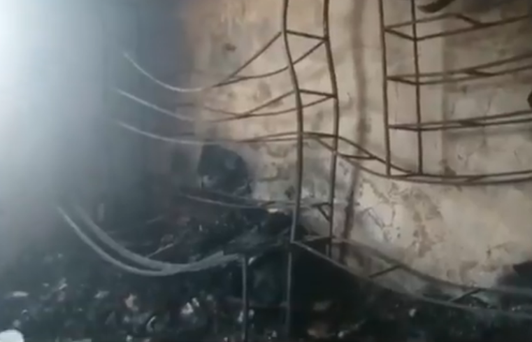 Así quedó la casa en Caricuao donde murió una niña tras incendio por el apagón (Video)