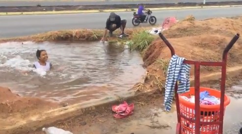 #EscombrosDeMaduro: Niños se bañan en laguna que se formó por una tubería rota en San Félix (VIDEO)