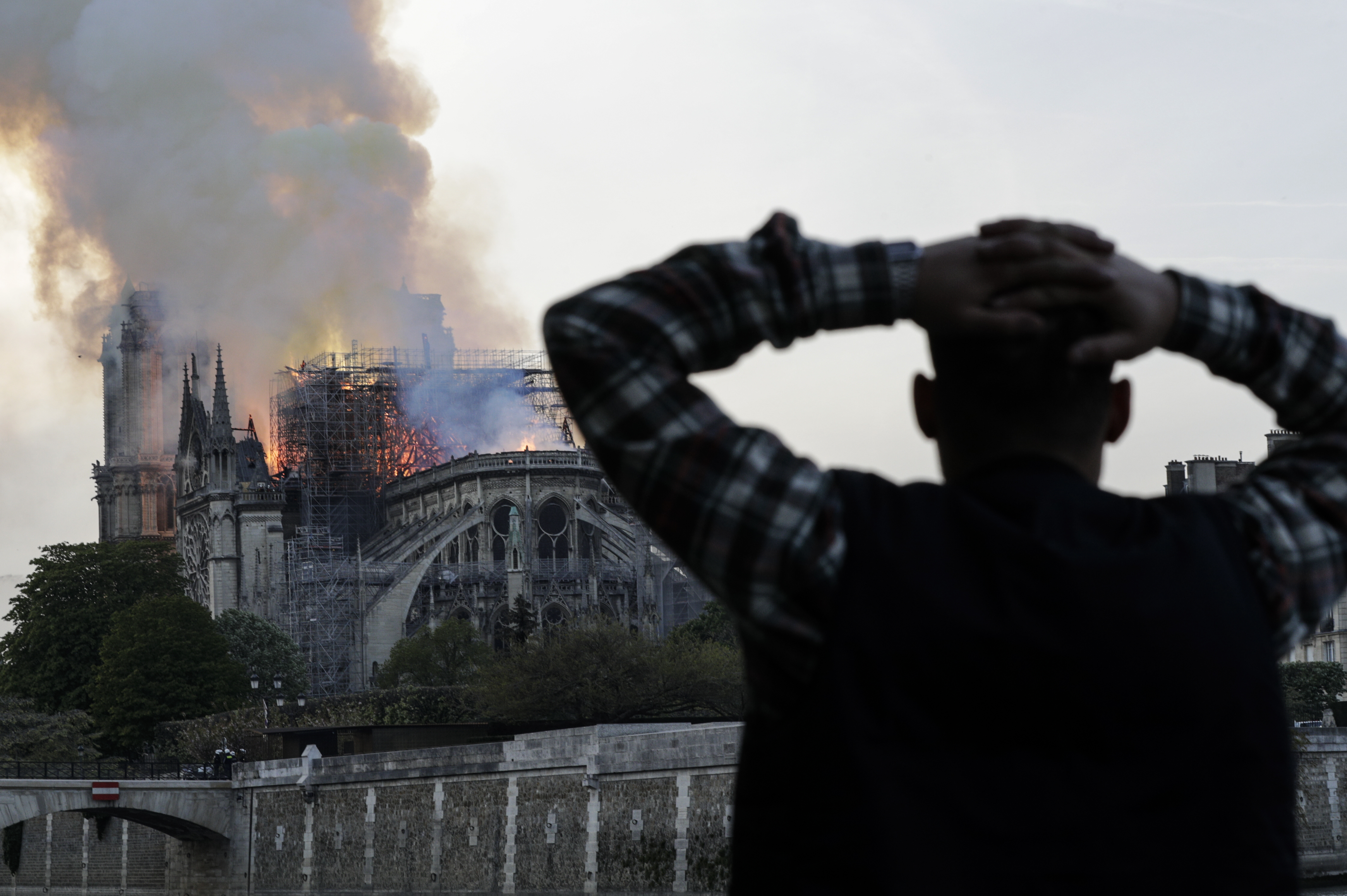 EN FOTOS: El mundo ve con espanto el incendio en la catedral de Notre Dame