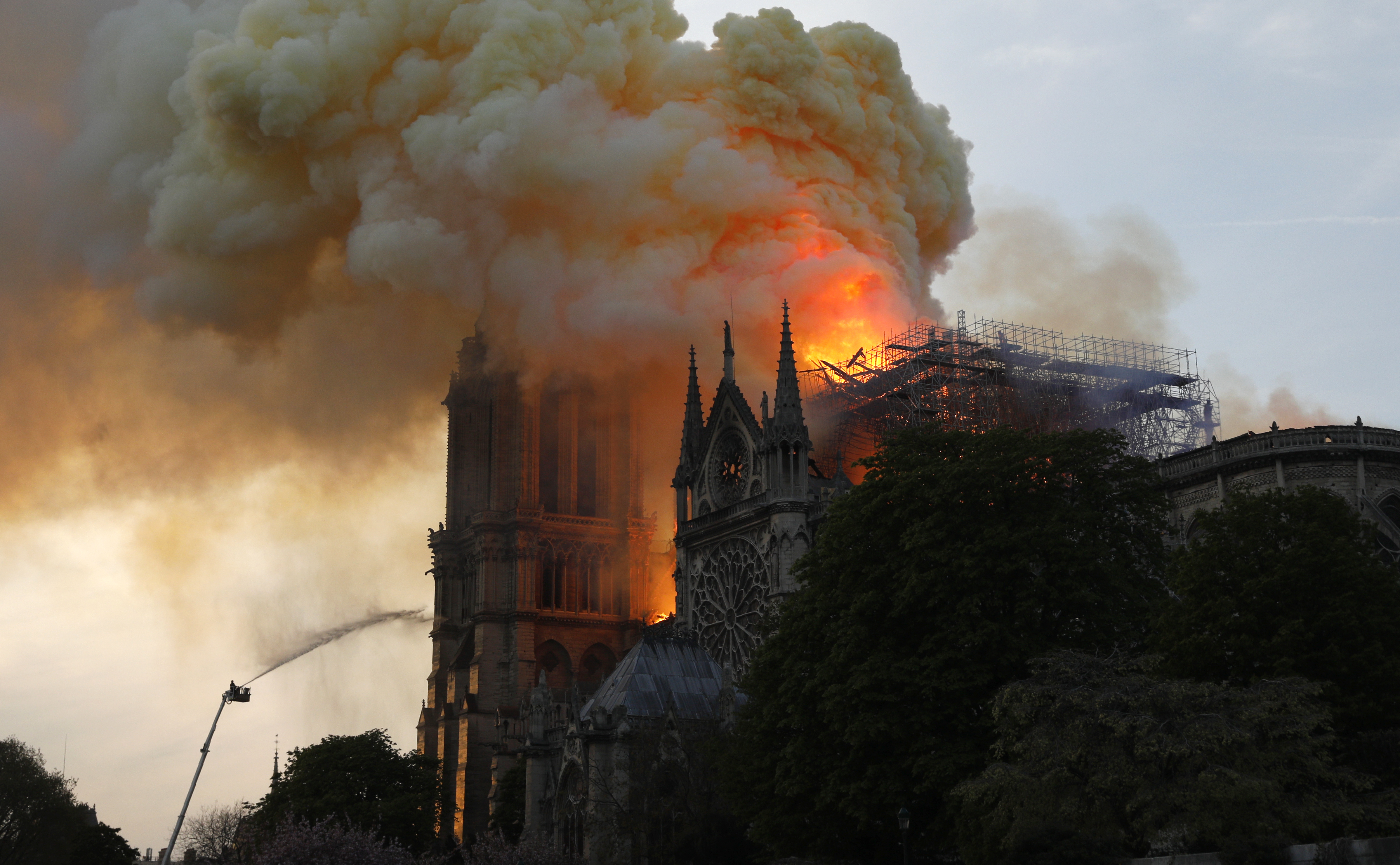 Charlie Hebdo vuelve a crear polémica con su portada dedicada al incendio de Notre Dame (FOTO)