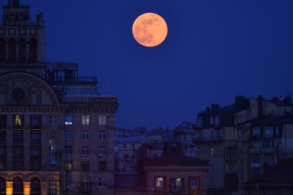En Fotos: La belleza de la Luna Rosa desde distintos lugares del mundo