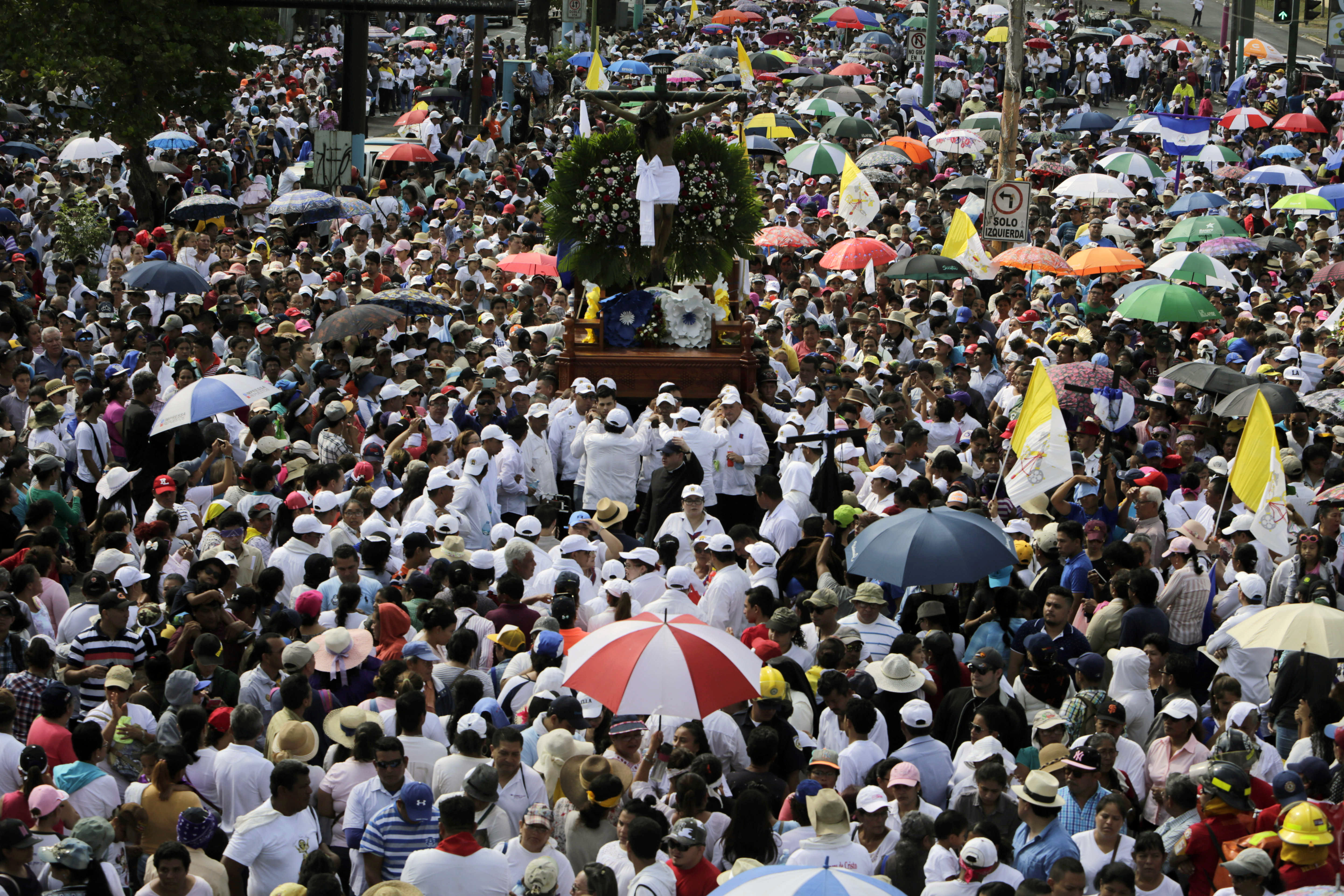 Reprimen protesta opositora en Nicaragua tras procesión católica