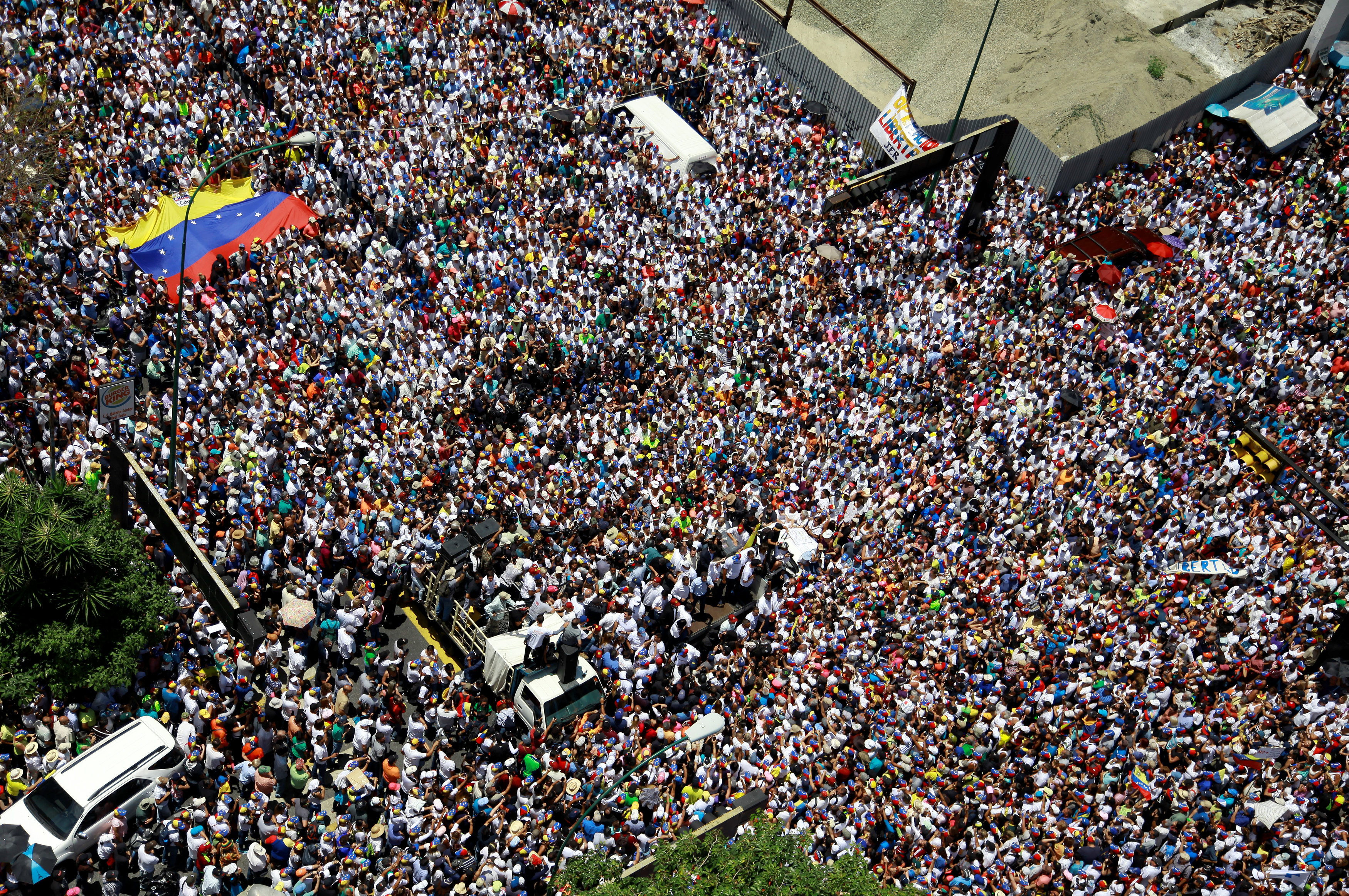 LA FOTO: Miles y miles de caraqueños abarrotaron la Francisco de Miranda en apoyo a Guaidó #6Abr