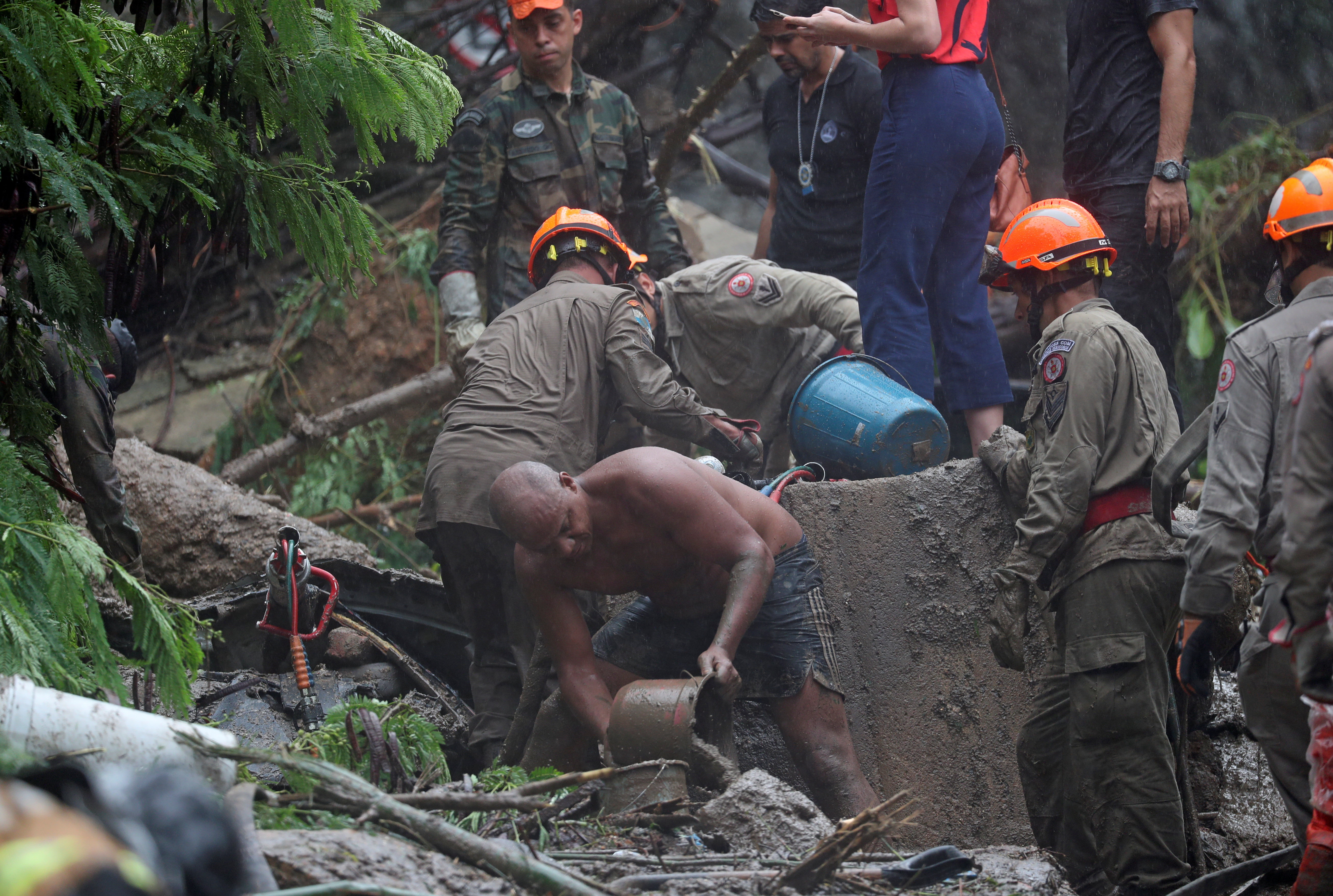 Siete muertos y 17 desaparecidos tras derrumbe de edificios en Río