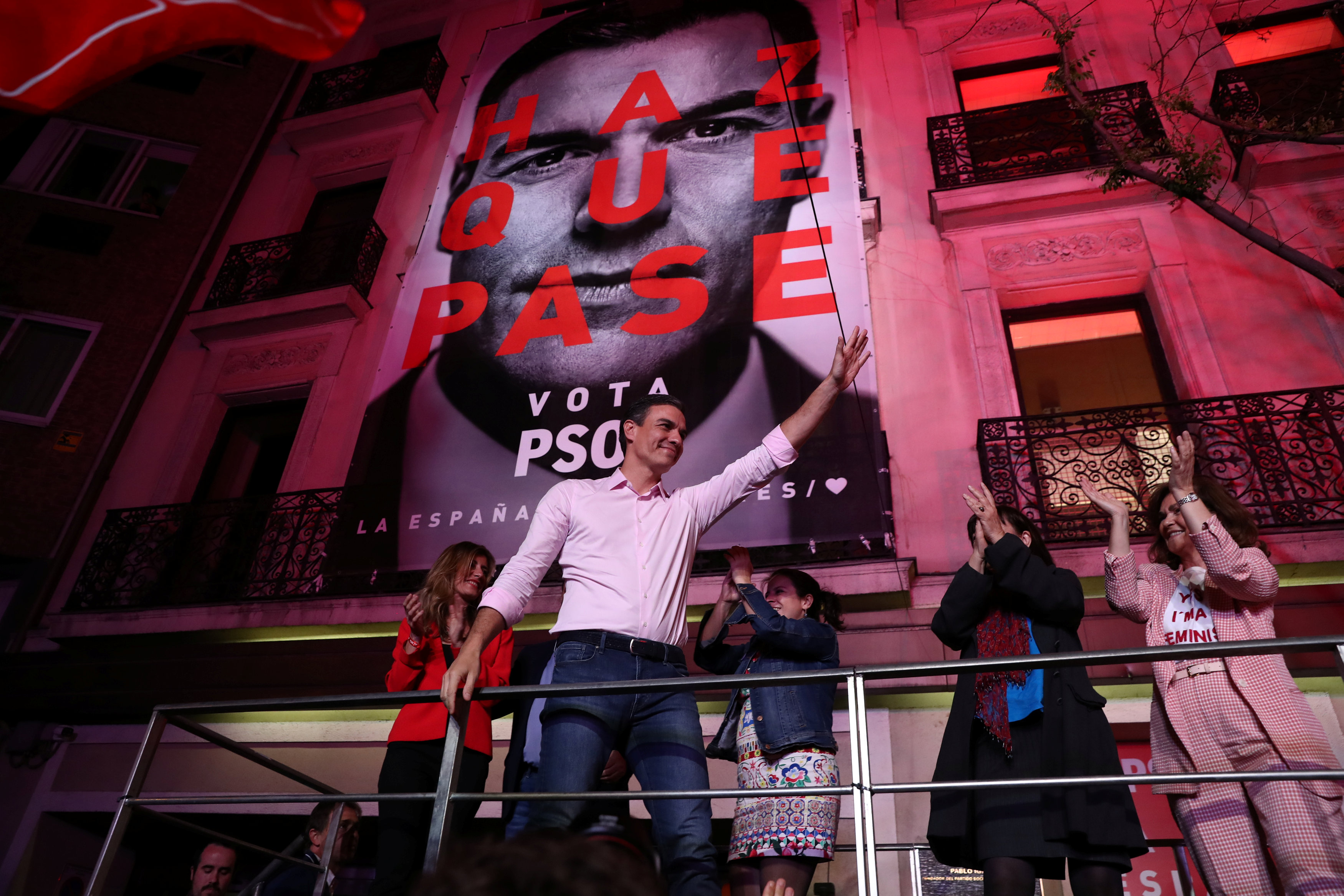 Sánchez celebra la victoria del PSOE y se abre a pactos con todas las fuerzas