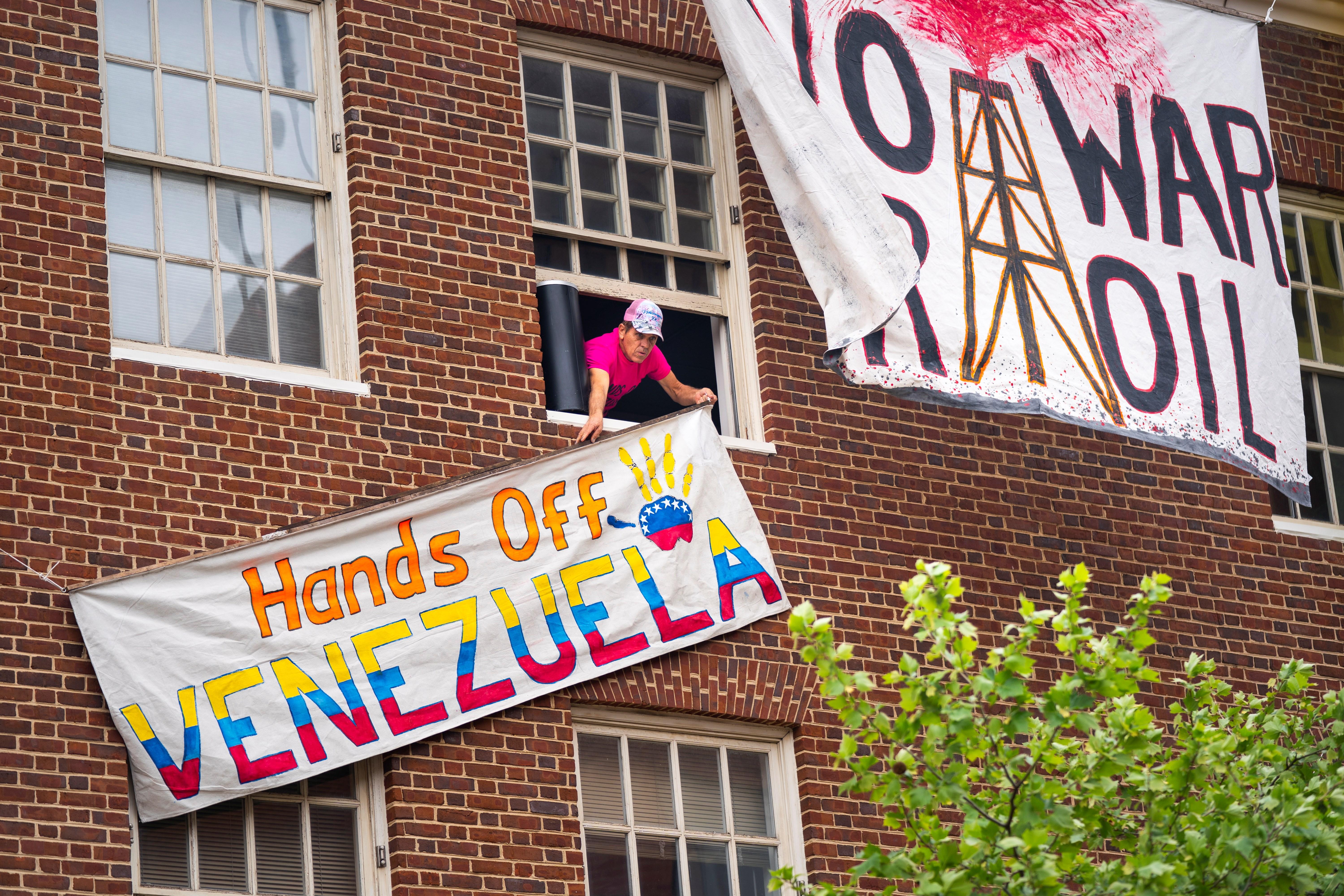 Un centenar de comunistas gringos toma la embajada de Venezuela en Washington (FOTOS)