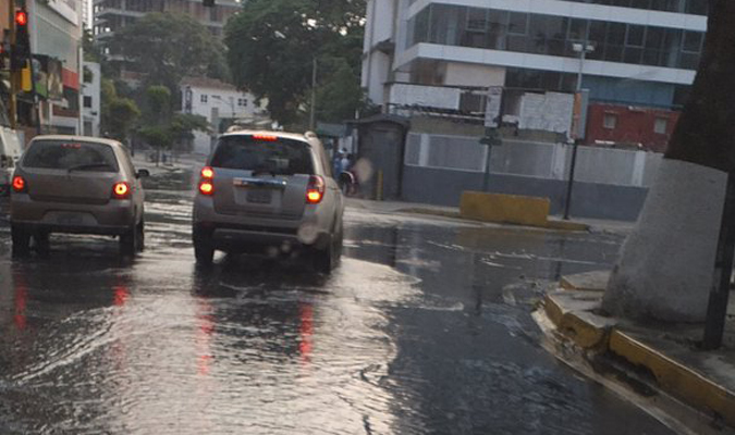 Rotura de tubería inundó avenida principal de Las Mercedes (FOTOS) #12Abr