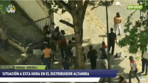 Reportan varios heridos tras fuerte represión el distribuidor Altamira #30Abr