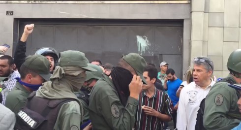 EN VIDEO: Venezolanos reciben con aplausos a militares que se pusieron del lado de la Constitución #30Abr