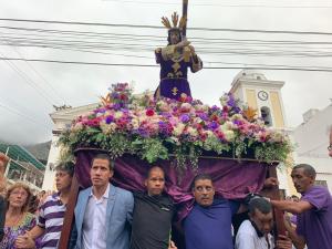 Guaidó carga la “cruz” de los venezolanos durante procesión en La Guaira (Fotos y video)