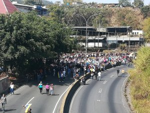 Vecinos cierran la carretera Panamericana en apoyo a Guaidó #30Abr (fotos)
