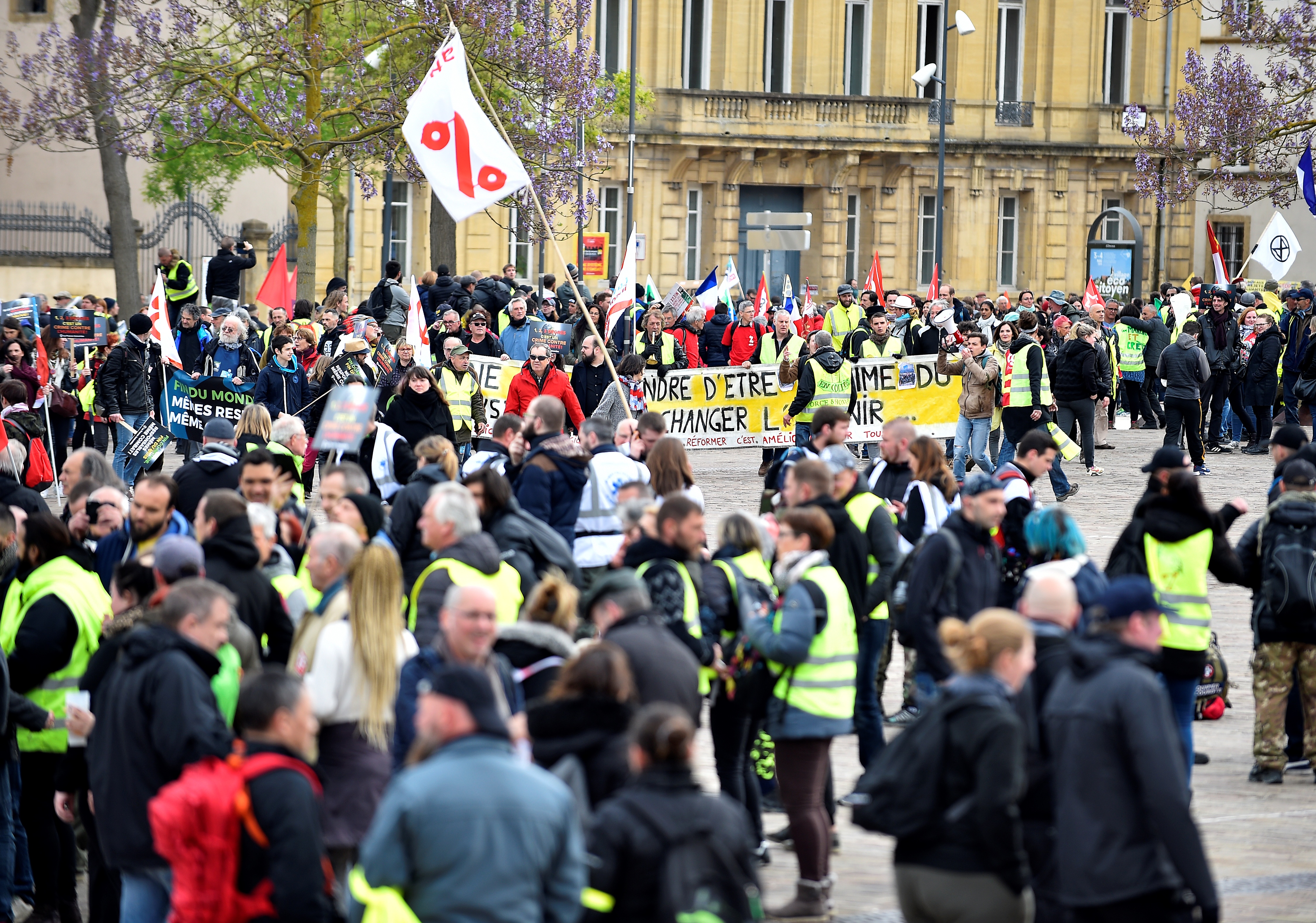 Baja la participación de chalecos amarillos en protestas de Francia