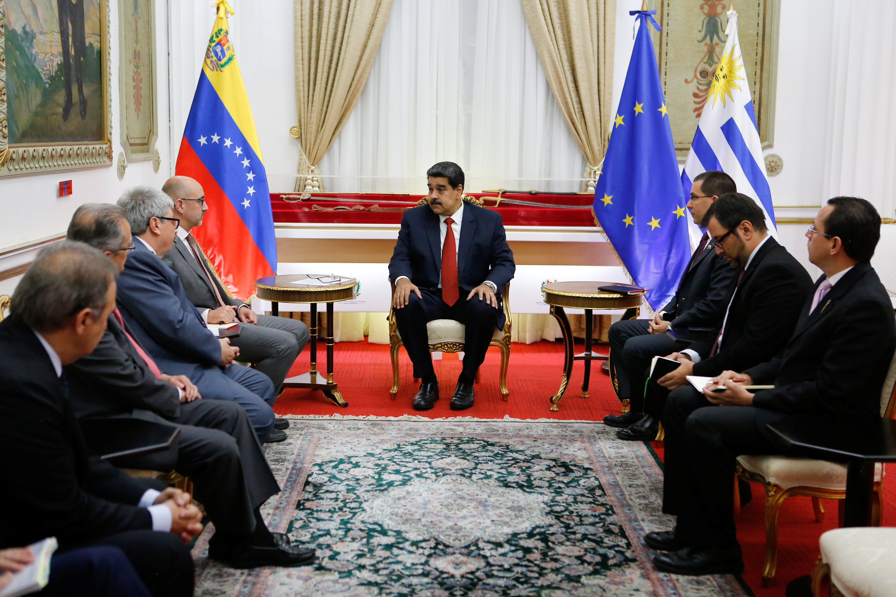 Maduro recibe a representantes del Grupo de Contacto en Miraflores (Video)