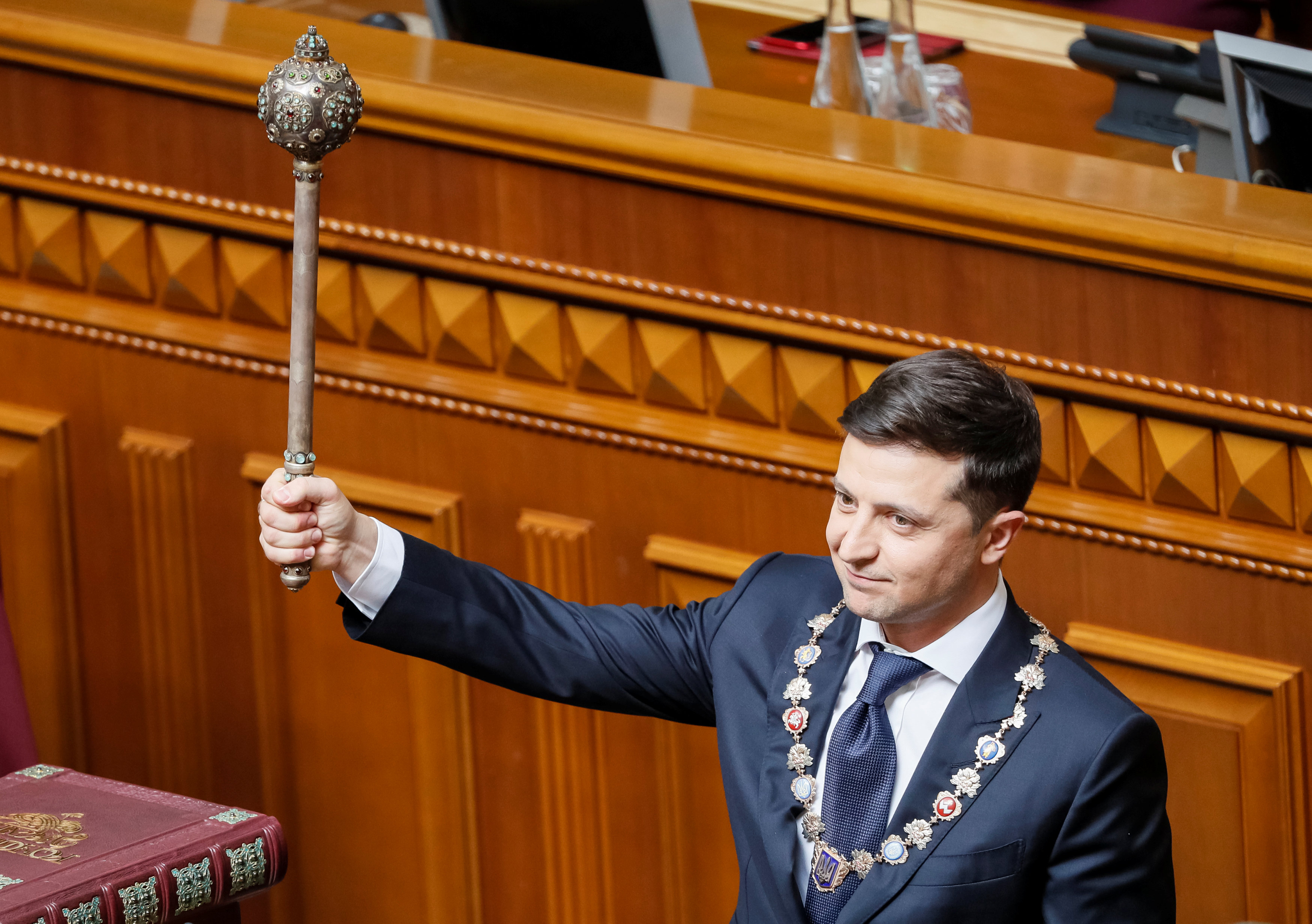 Presidente Zelenski de Ucrania jura su cargo y anuncia disolución del Parlamento