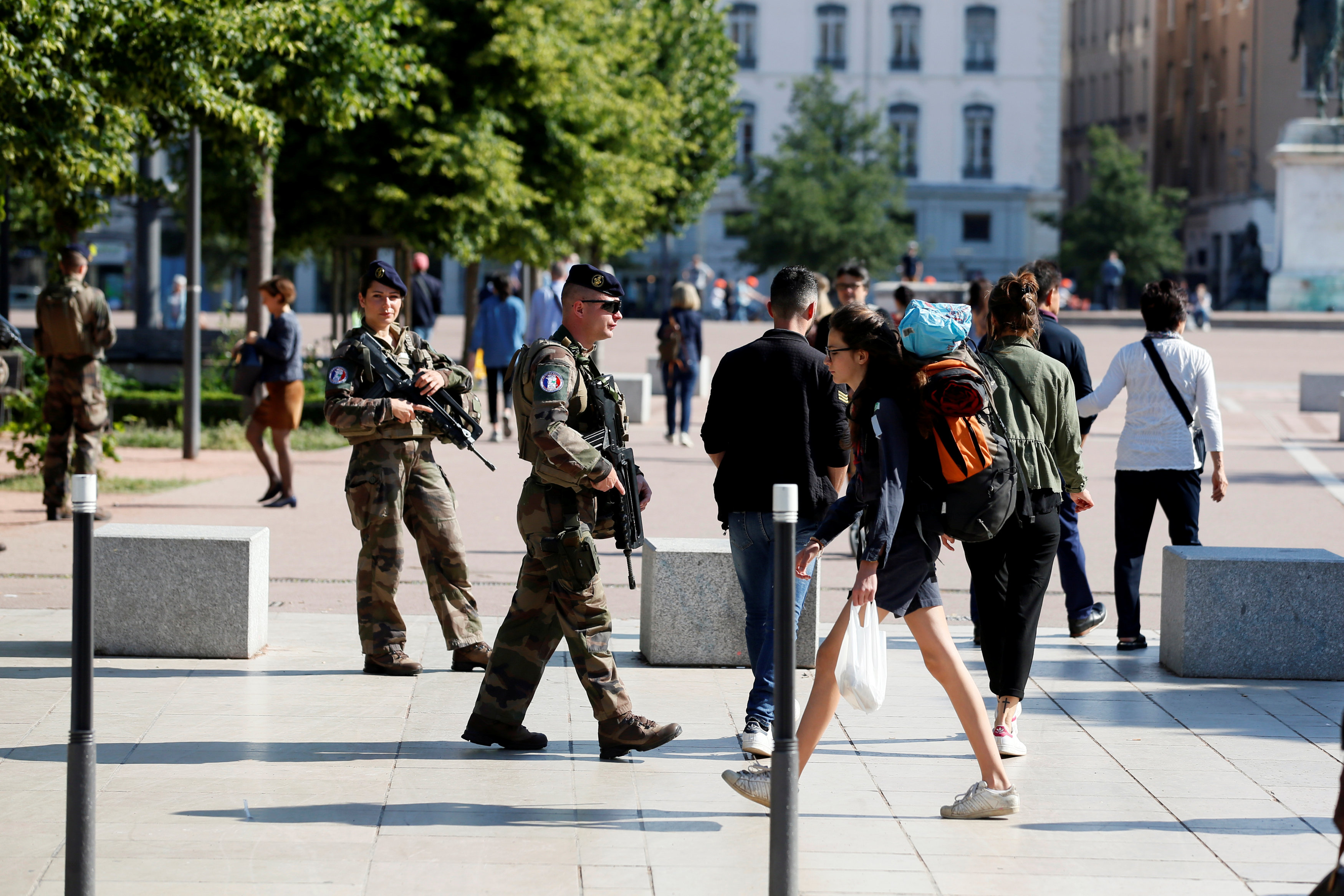 Francia busca a sospechoso después de ataque con paquete bomba en Lyon