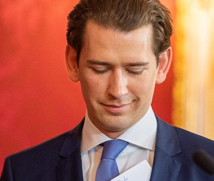 Presidente austríaco propone adelantar elecciones para principios de septiembre