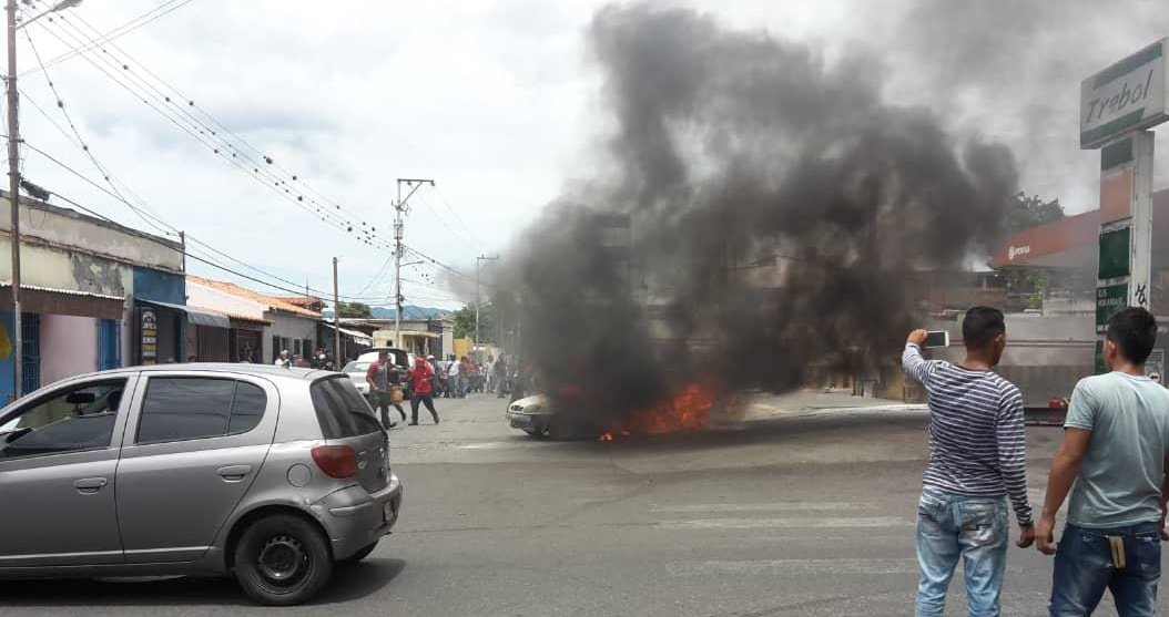 Qué suerte… En Barquisimeto se incendió un carro luego de surtir gasolina (video)