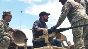 FOTOS: Chuck Norris visita una base militar de EEUU e inspecciona un tanque M1A2C Abrams