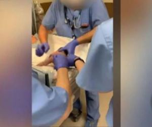 ¡Terrible! El video cuando a un médico se le cae una bebé recién nacida y se golpea la cabeza 