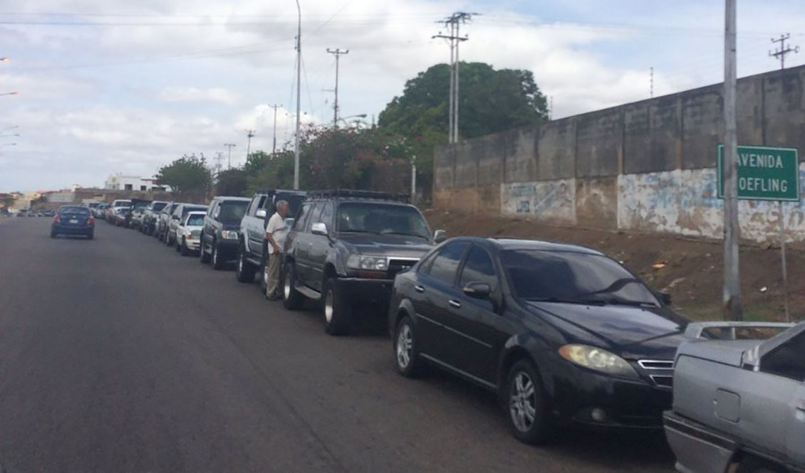 Las kilométricas colas por gasolina se han convertido en la rutina de los guayaneses