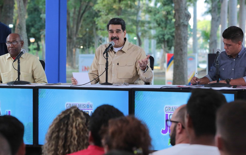 Coge dato: La “técnica especial” de Maduro para cuidarse las cejas (Video)