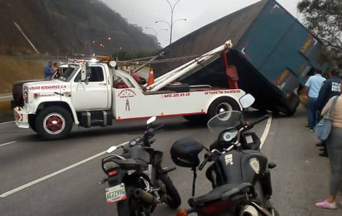 Gandola volcada colapsa la autopista Gran Mariscal de Ayacucho #10May