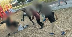 EN VIDEO: 8 chamos agredieron a una mujer por haberlos regañado