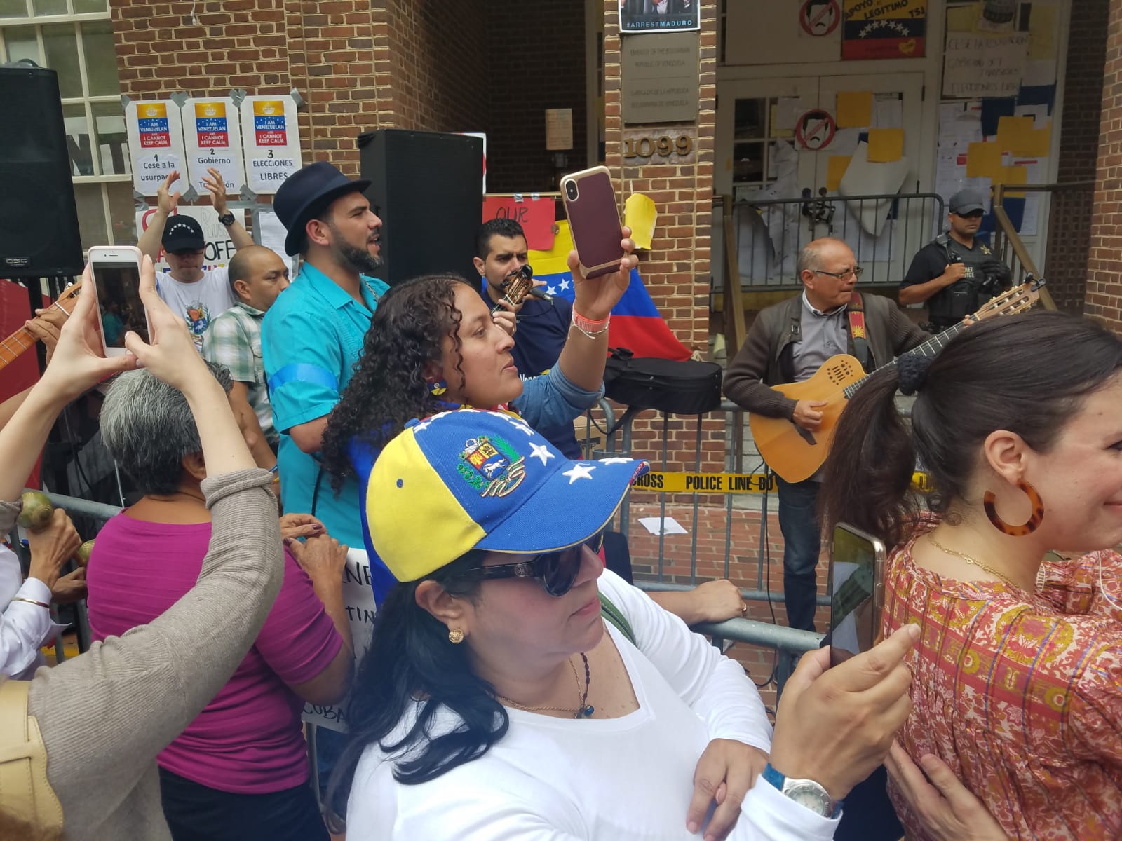 El Himno Nacional, cacerolas y pitos, se escuchan frente a la embajada en Washington para exigir la salida de comunistas gringos (VIDEOS)
