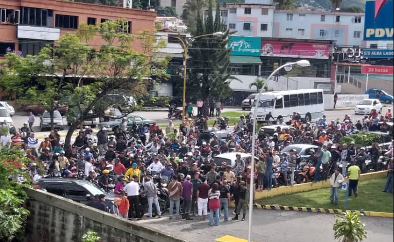 Anarquía se apodera de las colas por gasolina en Mérida #21May