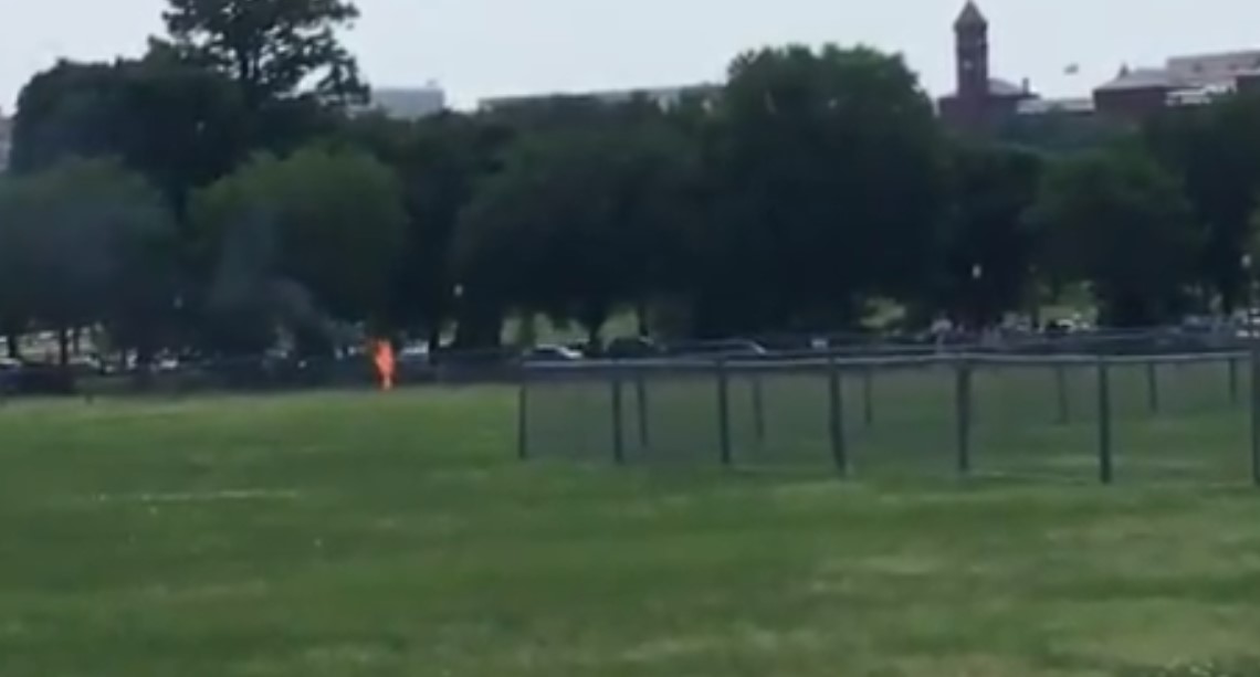 EN VIDEO: Hombre se prende en llamas cerca de la Casa Blanca