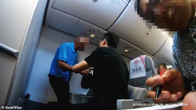 El aterrador momento en que un pasajero intenta abrir la puerta de un avión en medio de un vuelo (VIDEO)