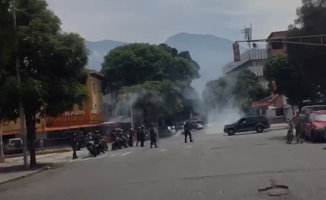 Fuerzas represivas chavistas lanzan lacrimógenas a manifestantes en Santa Mónica #1May (Videos)