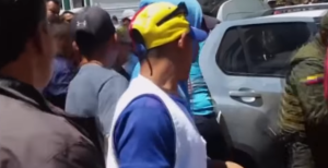 Un grupo de venezolanos saqueó un carro en la frontera entre Colombia y Ecuador (VIDEO)