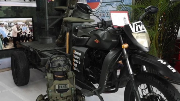 El régimen de Maduro presentó una estrafalaria arma para la represión urbana: un triciclo con ametralladora