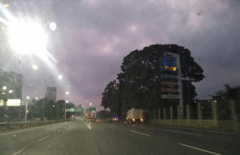 Autopista Valle-Coche amanece trancada por tarima roja #1May