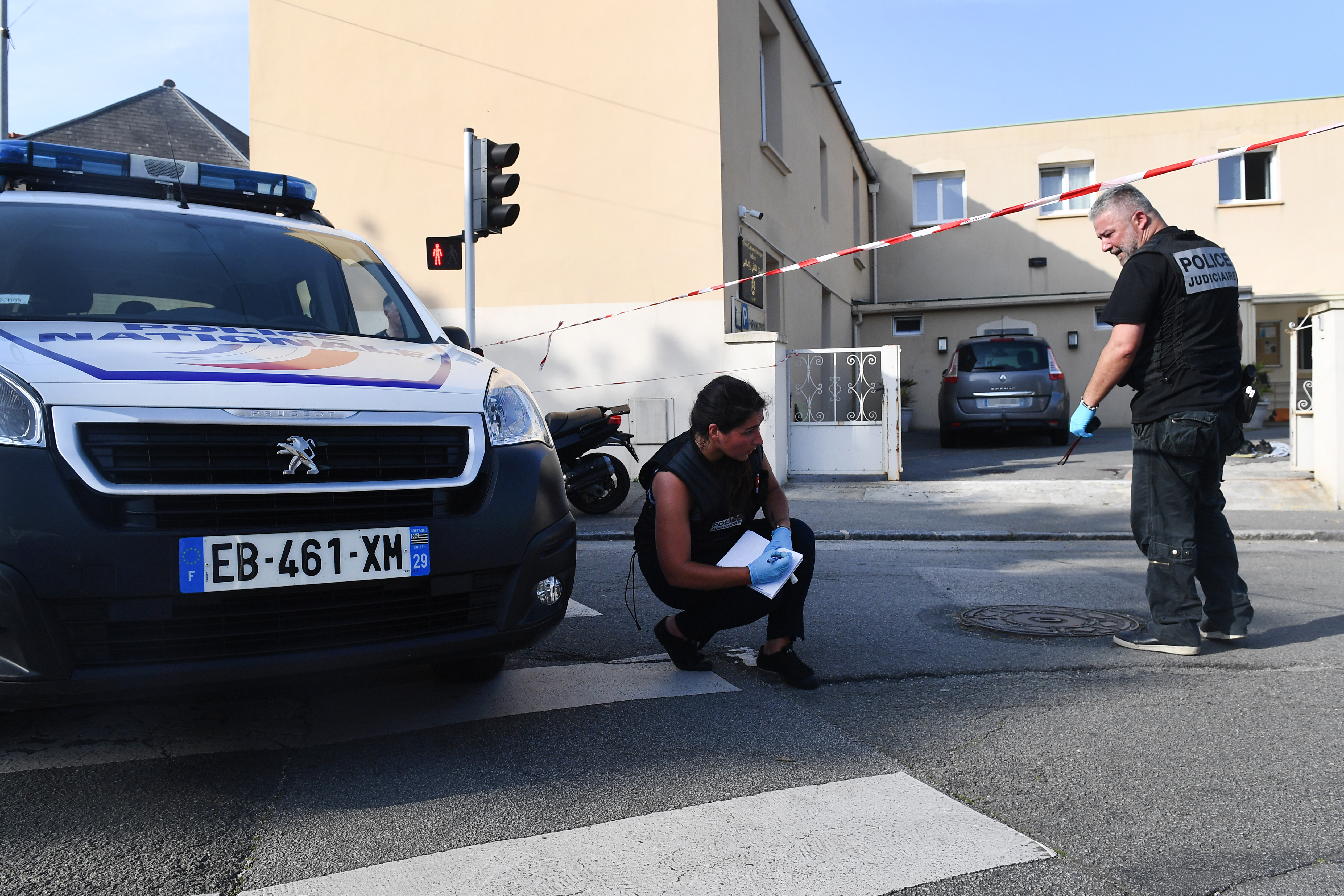 Ataque frente a una mezquita en Francia deja dos heridos de bala
