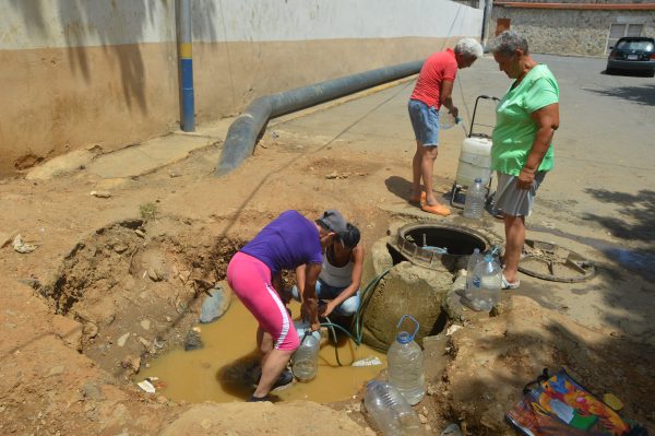 Vecinos de Pariata y Maiquetía llevan un año sin agua