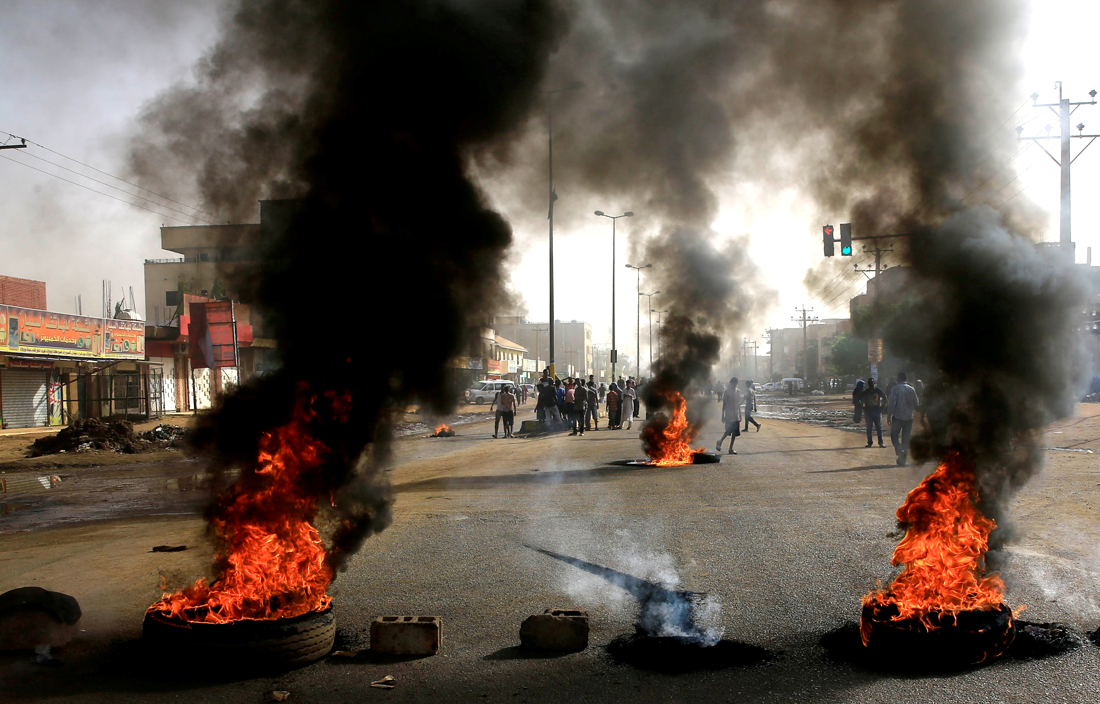 Jefe militar de Sudán ofrece diálogo mientras muertos por protestas suben a 60