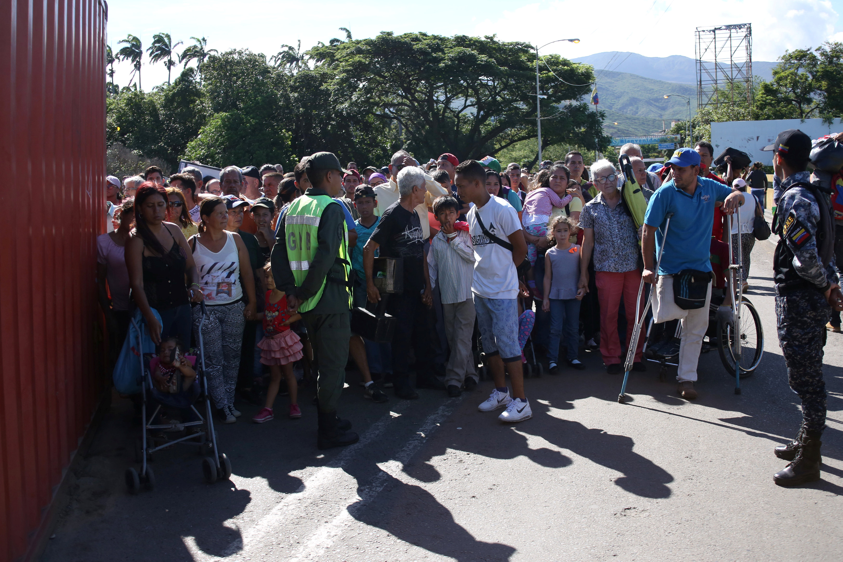 El leve respiro de los venezolanos con reapertura de frontera con Colombia